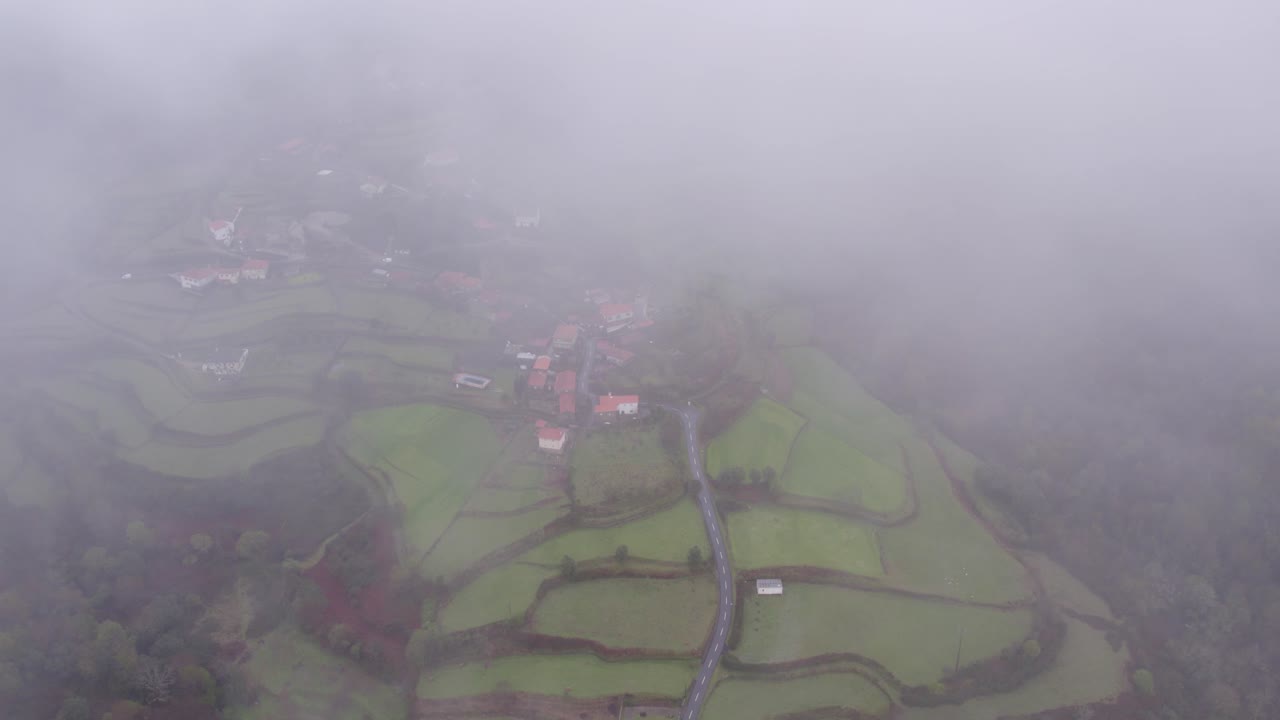 구름 속에서 날아다니며 포르투갈의 소브라다 마을을 보여줍니다.