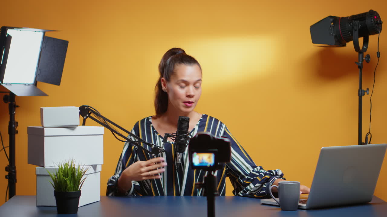 creador de contenido con cajas de regalos