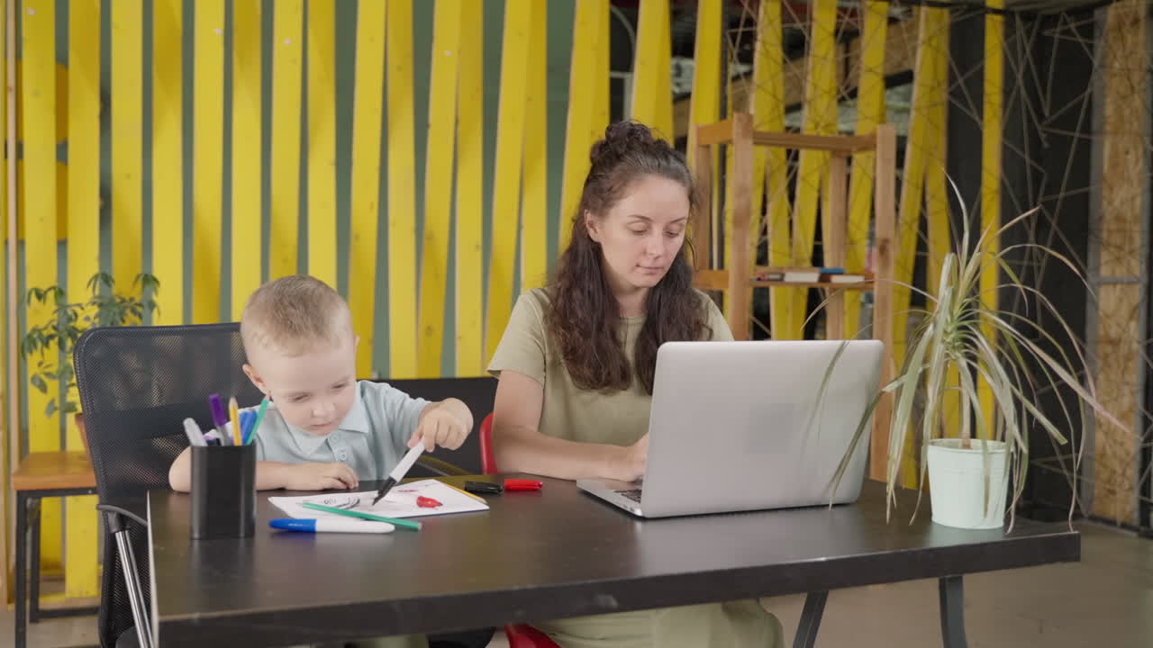 madre e hijo trabajando y dibujando juntos en casa