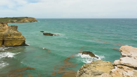 Paisaje-Marino-Sereno-Con-Paisajes-De-Acantilados-Costeros-En-Cabo-Rojo-En-Puerto-Rico