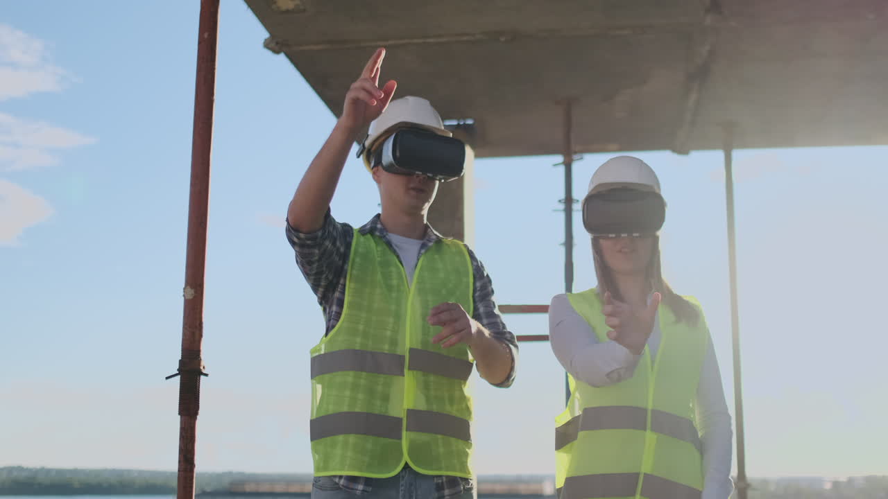 retrato de dos trabajadores de la construcción modernos usando equipo vr para visualizar proyectos en el espacio de copia del sitio