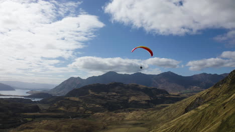 Parapente-En-Wanaka-Nueva-Zelanda-A-Través-De-Las-Montañas-Y-Colinas-Con-Vistas-A-Un-Lago