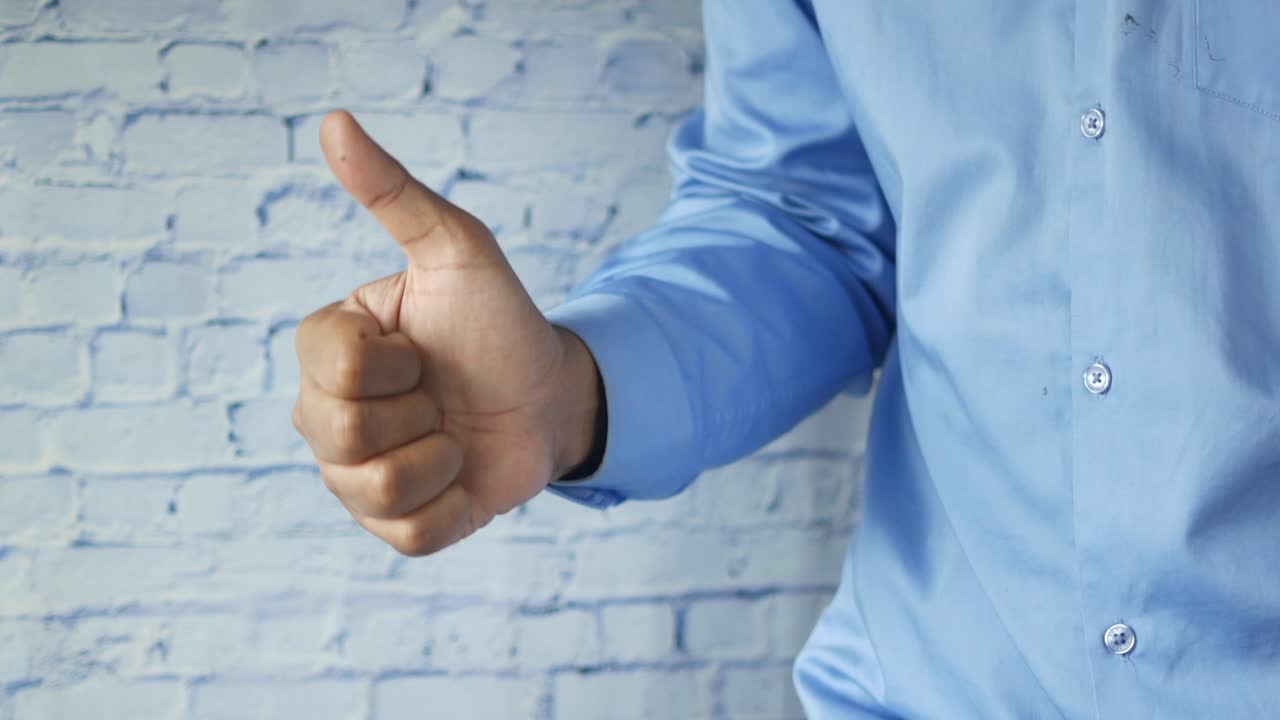 persona que levanta el pulgar