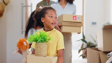 Nuevo-Hogar,-Familia-Y-Niños-En-La-Puerta-Con-Caja