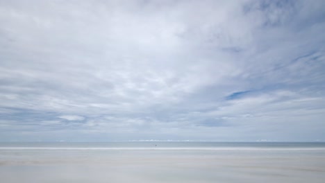 lapso de tiempo de la playa con arena blanca y olas del mar pacífico bajo el sol durante el día