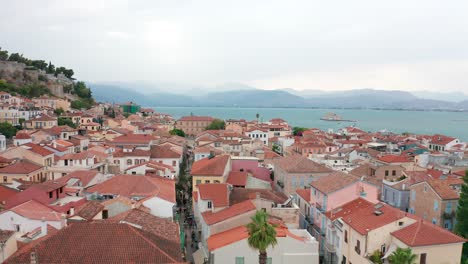 Primer-Plano-De-Las-Calles-De-La-Ciudad-De-Nafplion,-Techos-De-Tejas-Y-Edificios-Blancos