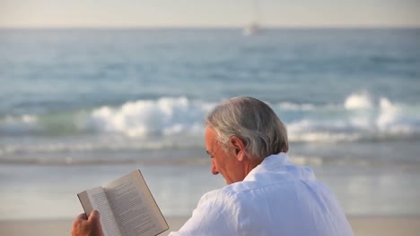 anciano leyendo un libro