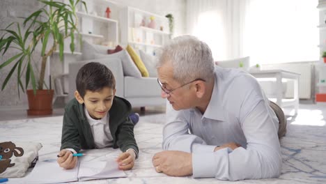 Padre-Ayudando-A-Su-Hijo-Con-La-Tarea.