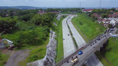 Luftaufnahme-Des-Verkehrs-Auf-Der-Straße-In-Java-In-Indonesien