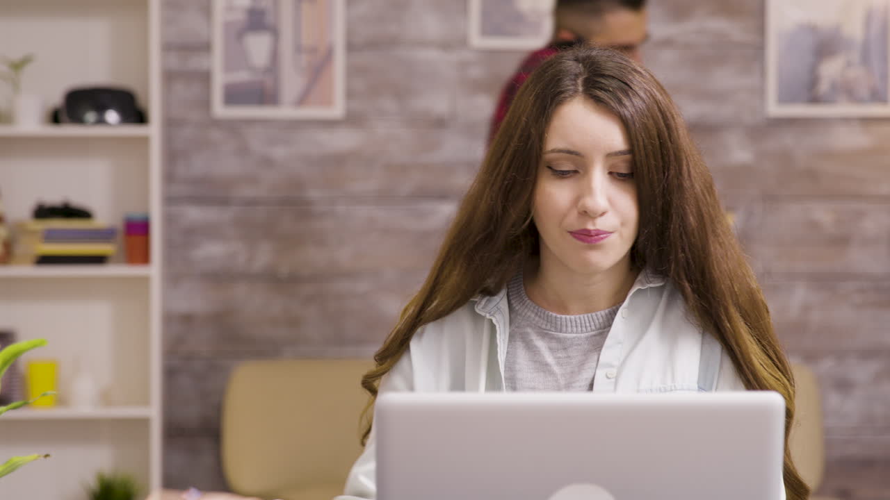 mujer trabajando desde casa