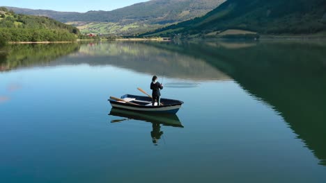 Una-Mujer-En-El-Barco-Pesca-Un-Pez-Girando-En-Noruega.