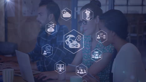 animación de múltiples iconos digitales girando contra dos mujeres diversas discutiendo en la oficina