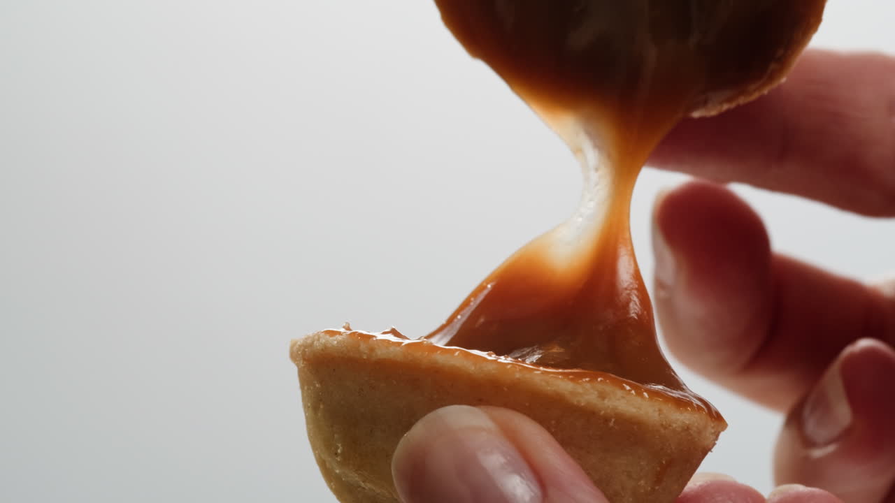 galletas caseras en forma de nuez con leche condensada hervida en una mesa gris, plana. imágenes de alta calidad en 4k