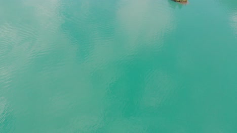 antena de un lago alpino esmeralda en suiza