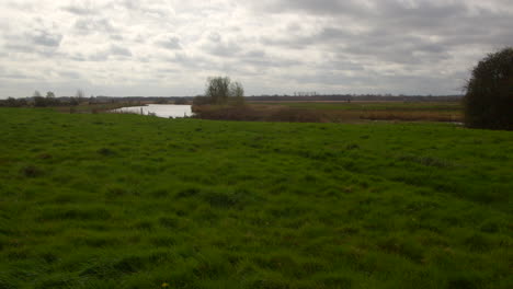 una amplia toma de un prado en la abadía de san benito con el bure en el fondo