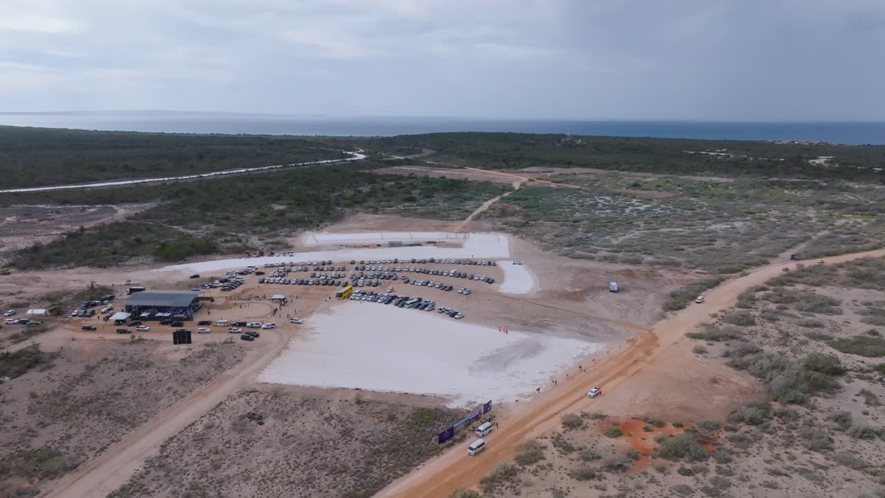 vista aérea de estacionamiento de autos en el campo durante la fase de planificación del sitio de construcción para nuevos hoteles modernos en pedernales