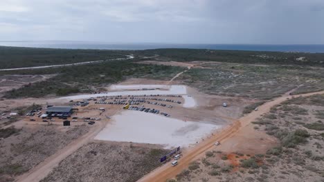 Vista-Aérea-De-Estacionamiento-De-Autos-En-El-Campo-Durante-La-Fase-De-Planificación-Del-Sitio-De-Construcción-Para-Nuevos-Hoteles-Modernos-En-Pedernales