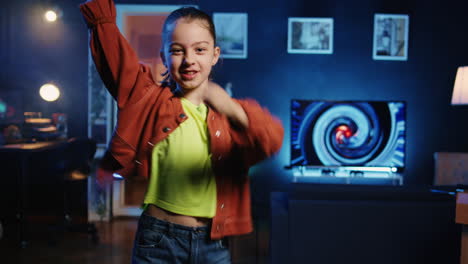 Niño-Feliz-Haciendo-Coreografía-De-Baile-Viral,-Creando-Contenido-Para-Generar-Vistas-Y-Participación