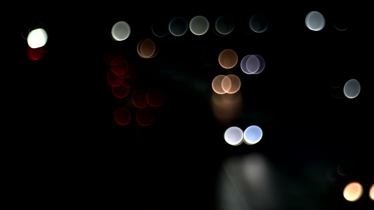 el tráfico de automóviles desenfocado y borroso en la calle de bangkok por la noche, alto ruido y hermoso bokeh.