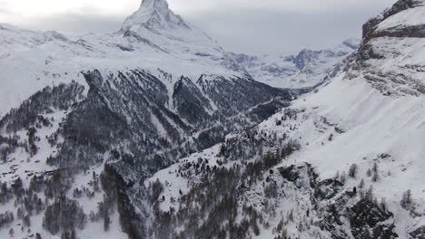 Die-Filmische-Drohne-Aus-Der-Luft-Des-Matterhorns-Atemberaubende-Winterliche-Eröffnungsszene-Zermatt-Schweiz-Schweizer-Alpen-Berühmtester-Berggipfel-Anfang-Oktober-Heftiger-Neuschneefall-Rückwärts-Offenbaren-Bewegung