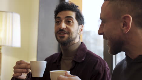 Amigos-Felices-Pasando-El-Rato-En-La-Cafetería