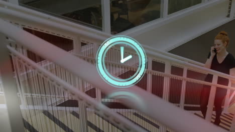 animación de colock moviéndose sobre mujer de negocios caucásica en la oficina