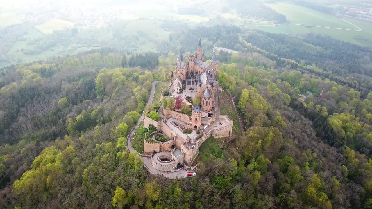 vista de pájaro del castillo de hohenzollern (burg hohenzolern), en alemania.