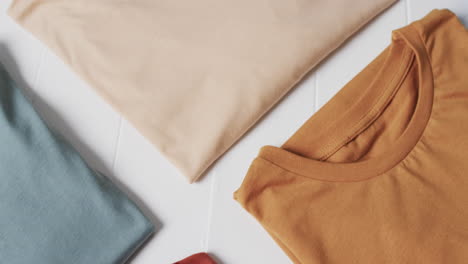 video de una capa plana de camisetas multicolores con espacio de copia sobre un fondo blanco
