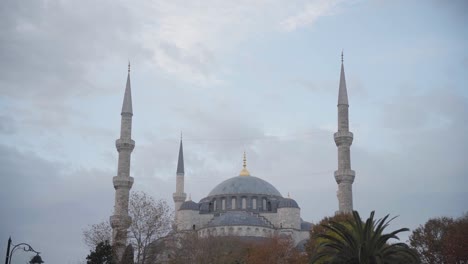 Minaretes-Y-Cúpula-De-La-Mezquita-Azul-Contra-El-Cielo-Nublado-Del-Atardecer-En-Estambul,-Turquía