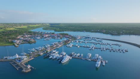 Toma-Aérea-Hacia-Atrás-Del-Hermoso-Puerto-Deportivo-De-Casa-De-Campo-Con-Yates-De-Lujo-En-La-Romana,-República-Dominicana---Toma-Ascendente-De-Drones