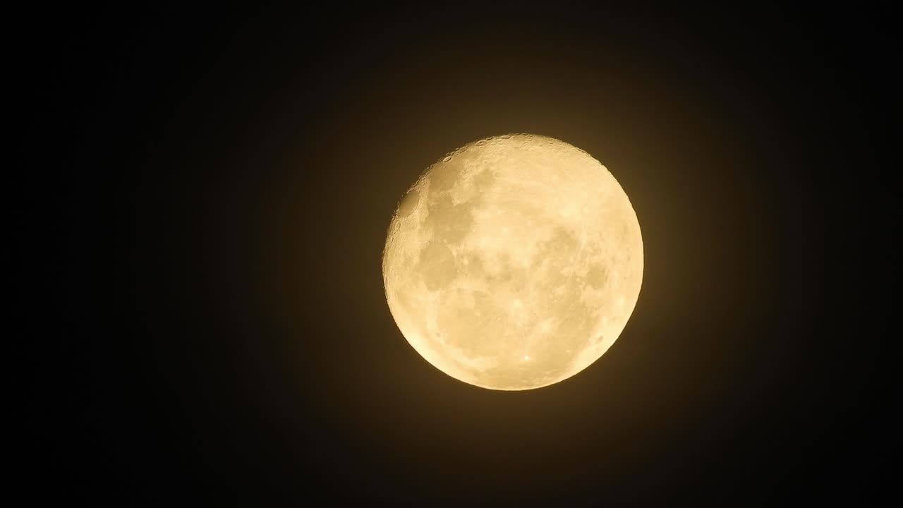 Lua cheia assombrada transformando-se em lua de sangue em uma noite escura e sinistra, perfeita para o Halloween ou transições de vídeo assustadoras.