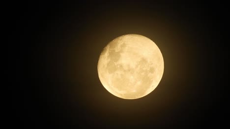 Luna-Llena-Embrujada-Que-Se-Convierte-En-Luna-De-Sangre-Con-Una-Espeluznante-Noche-Oscura,-Perfecta-Para-Halloween-O-Transiciones-De-Video-Aterradoras