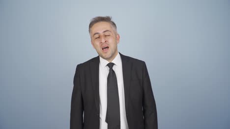 비즈니스맨이 카메라에 행복하게 말하고 있습니다.