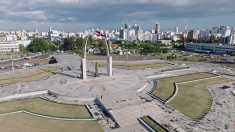 toma panorámica aérea del tráfico en la rotonda de la ciudad de santo domingo durante la luz del sol - memorial en la plaza de la bandera