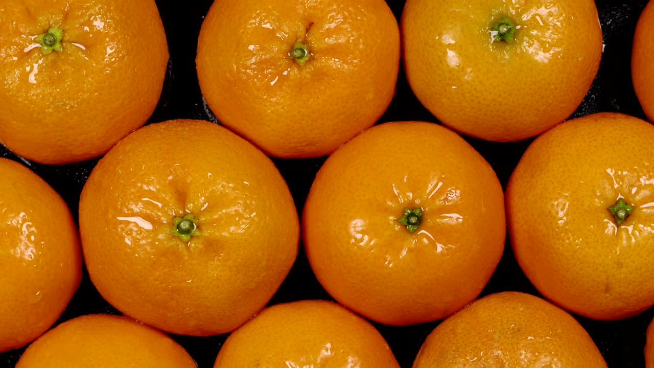 mandarinas frescas en una mesa negra