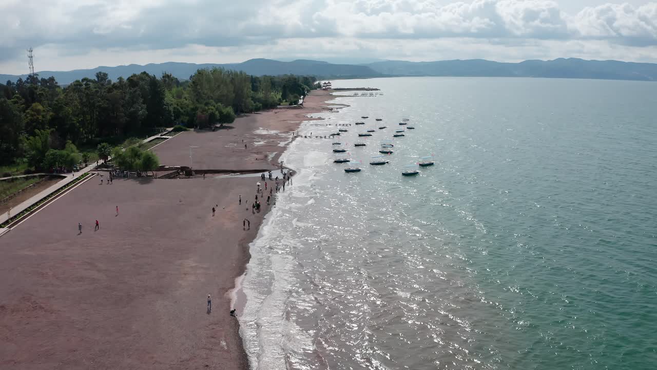 playa en el lago fuxian en yunnan, china.
