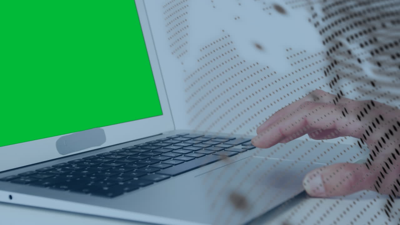 globo giratorio y mapa del mundo con procesamiento de datos sobre persona usando computadora portátil con espacio de copia