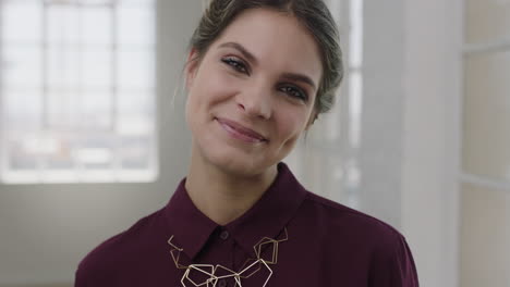 Retrato-De-Una-Hermosa-Mujer-Sonriendo-Confiada-Ante-La-Cámara-Usando-Una-Blusa-Elegante-Mujer-Caucásica-Independiente-En-El-Fondo-Del-Apartamento