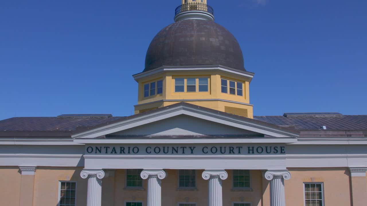 캐넌다이과 호수 근처 뉴욕 캐넌다이과에 있는 온타리오 카운티 법원 앞부분에 있는 금상으로 드론이 상승합니다.