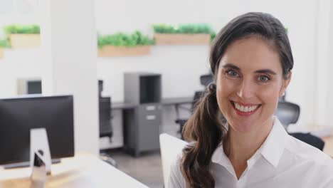 retrato de una mujer ejecutiva de pie con los brazos cruzados 4k
