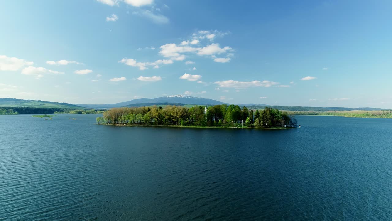Let dronu nad nádrží Oravská Priehrada v Námestovu ukazující ostrov Slanica