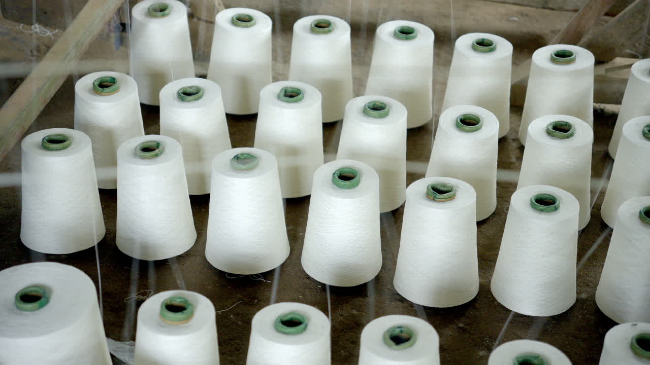 인도, 케랄라 의  ⁇ 드 ⁇  에서 섬유 가닥 을  ⁇ 는 전통적 인 기계