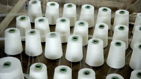 hilos textiles de hilado de máquinas tradicionales en el telar de mano en la india, kerala