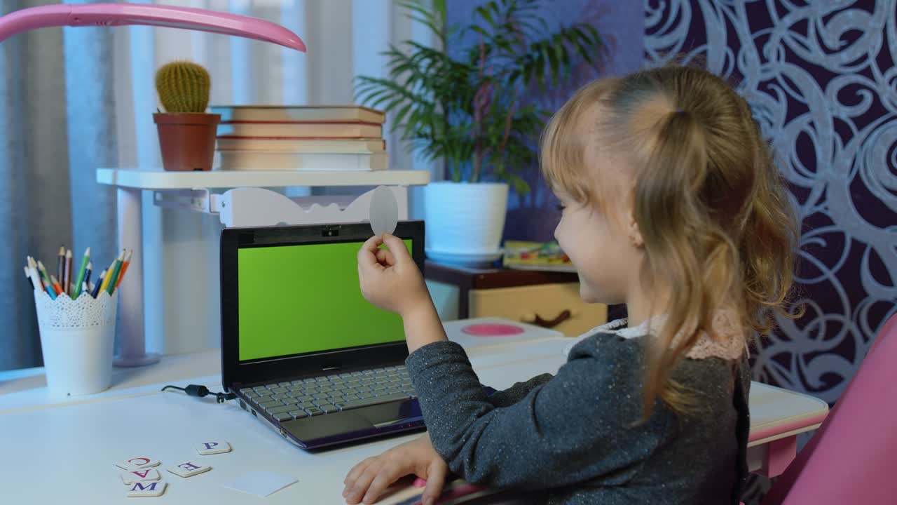 niños educación a distancia en línea, niños lección de aprendizaje electrónico, niño alumna haciendo la tarea