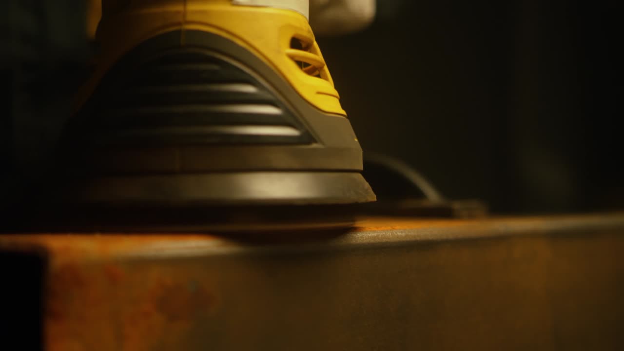 trabajador pulindo metal con un molinillo. interior de una fábrica de la industria pesada con un trabajador usando un molino. molienda eléctrica de tubos de acero en una fábrica. cámara lenta. up close. video 4k. filmado en rojo