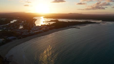 Imágenes-De-Drones-De-La-Pequeña-Y-Pacífica-Ciudad-Costera-De-Noosa-Al-Final-De-La-Tarde