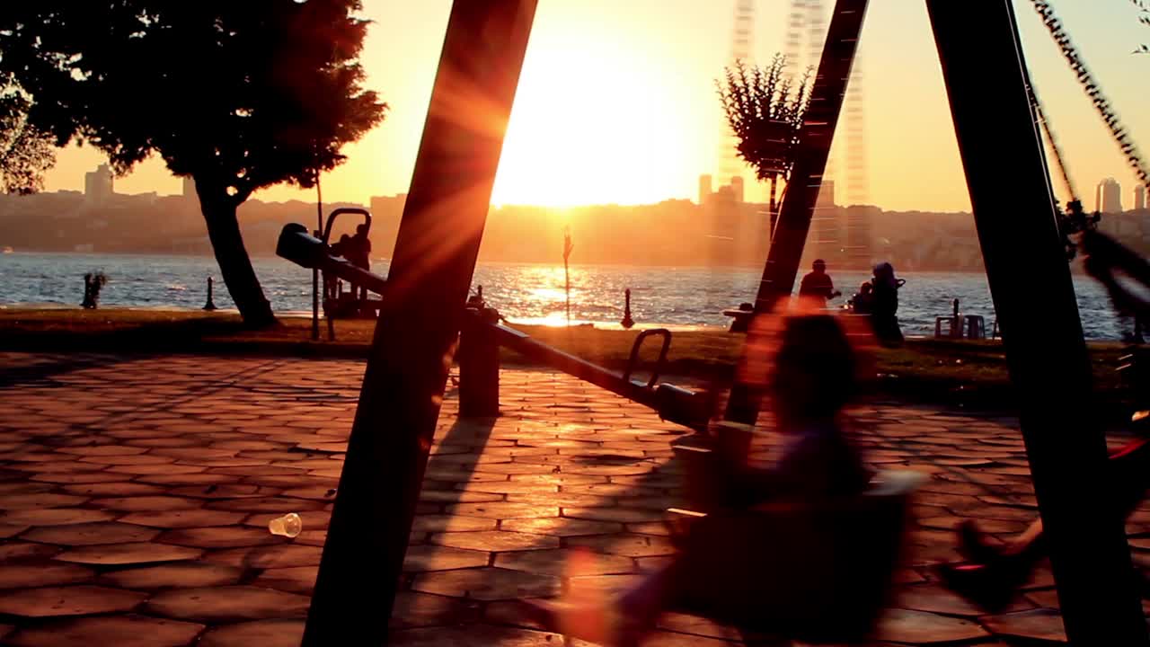 황금 여름 일몰에 흔들리는 작은 소녀