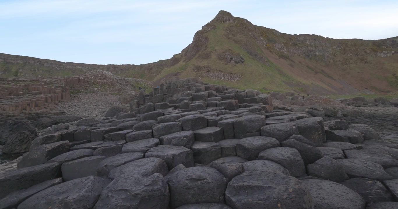 Onthullend shot van de natuurlijke rotsformaties bij de Giant's Causeway