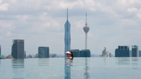 Piscina-Infinita-En-La-Azotea-Con-La-Torre-Kl-Al-Fondo-En-Kuala-Lumpur,-Malasia