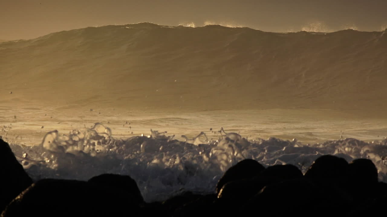 hermosas olas grandes rompen contra una costa rocosa en hawaii